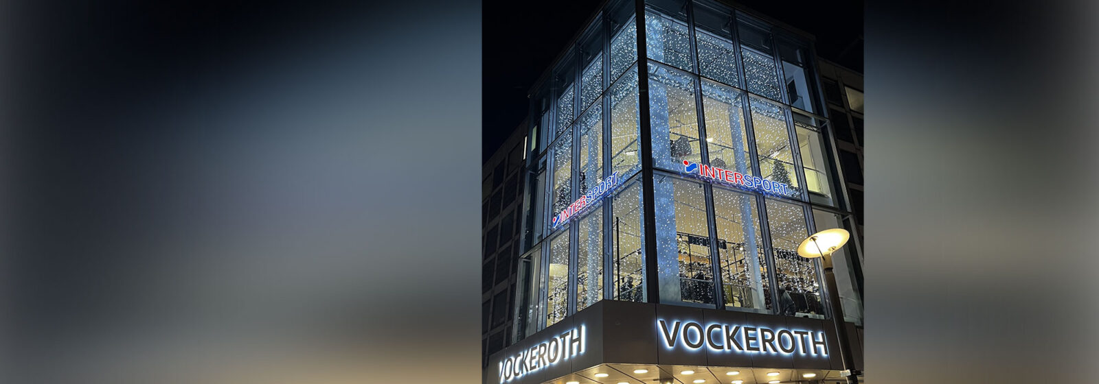 Das Vockeroth-Gebäude in Göttingen bei Nacht